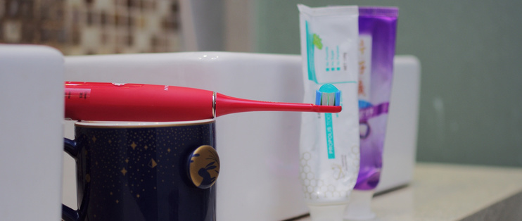 刷牙还能洁面的罗曼MISHKA联名款T10熔岩红声波电动牙刷