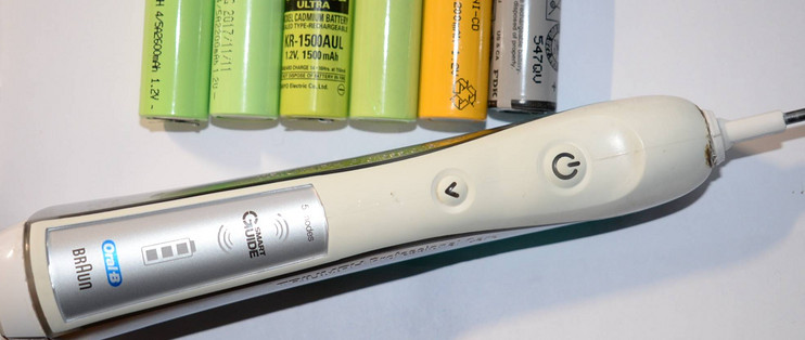 给欧乐B7000给欧乐B7000电动牙刷换电池(附带各种电池比较)电动牙刷换电池(附带各种电池比较)